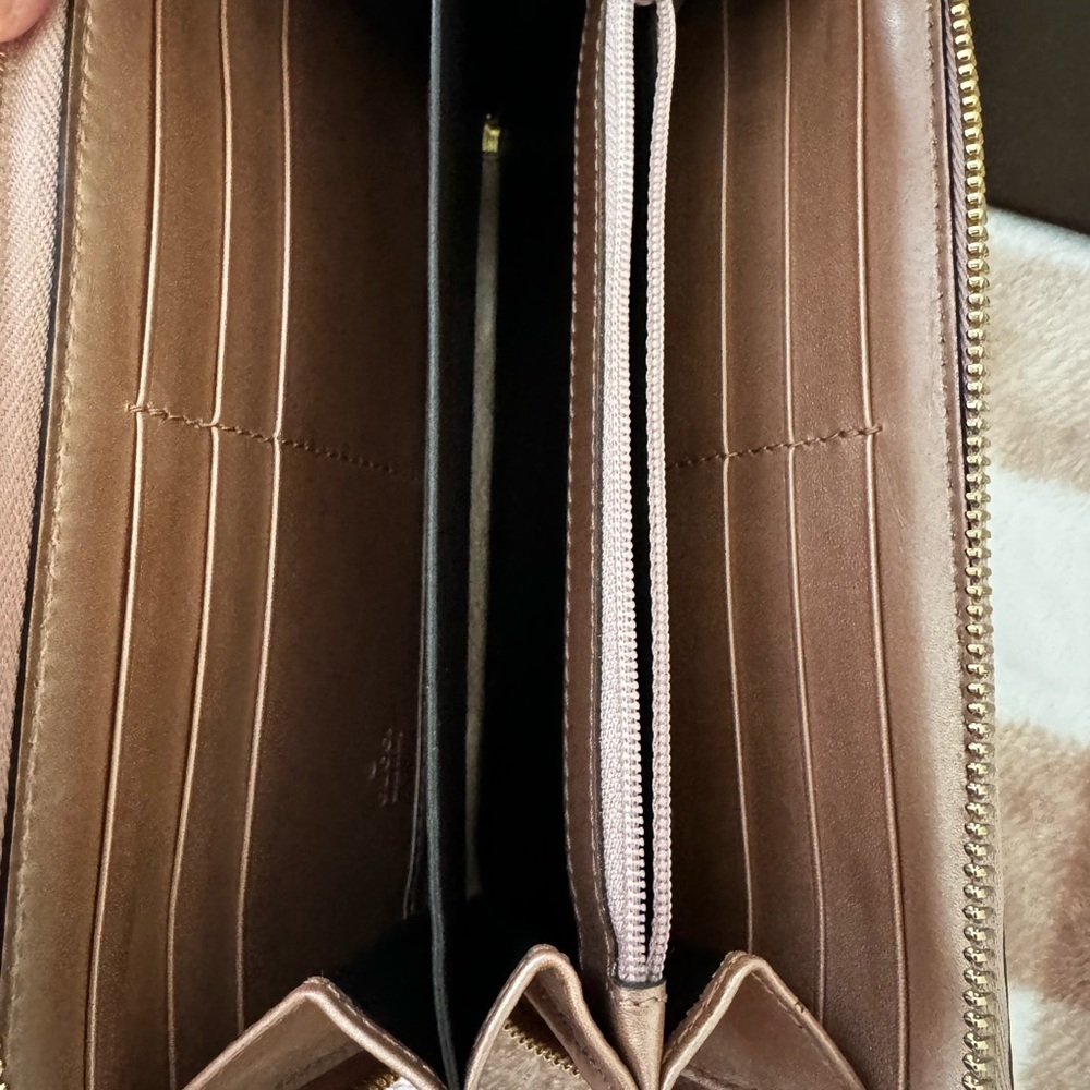 -🔥🔥Gucci wallet EUC, with dust bag
Original shopping bag , box and ribbon - Picture 10 of 13